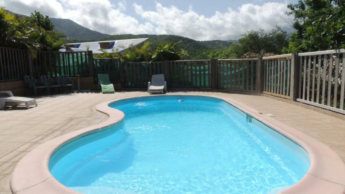 Couleur Caraïbes – Gite avec piscine à louer à Bouillante, Guadeloupe pour 2 à 6 personnes à partir de 75€/nuit