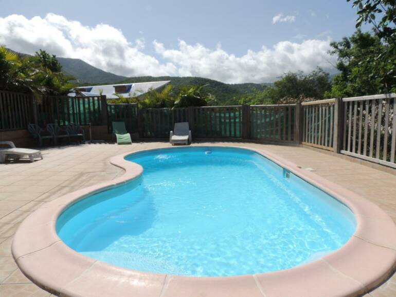 Couleur Caraïbes – Gite avec piscine à louer à Bouillante, Guadeloupe pour 2 à 6 personnes à partir de 75€/nuit
