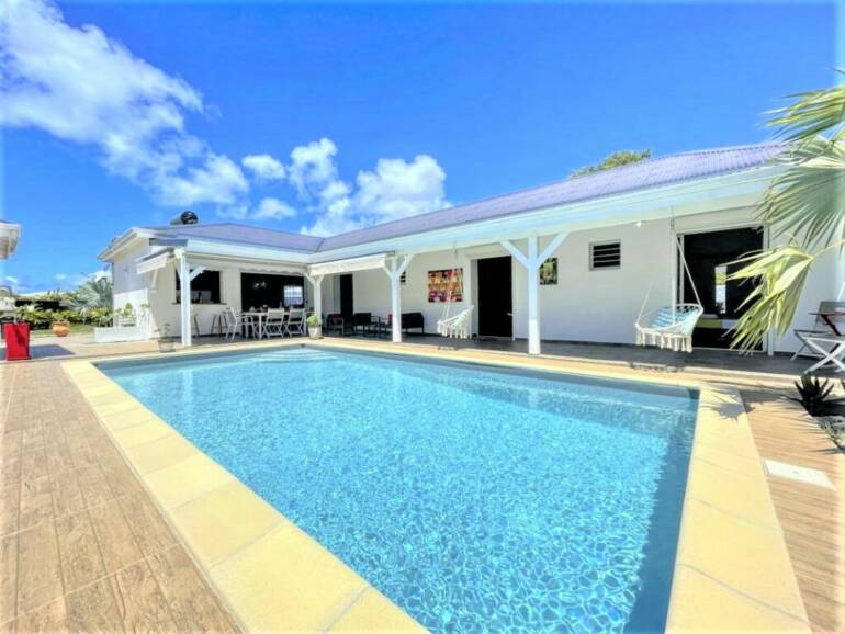 Location 6 personnes Villa “Bikini” avec piscine à Saint-François, Guadeloupe en bord de mer à partir de 200€/nuit