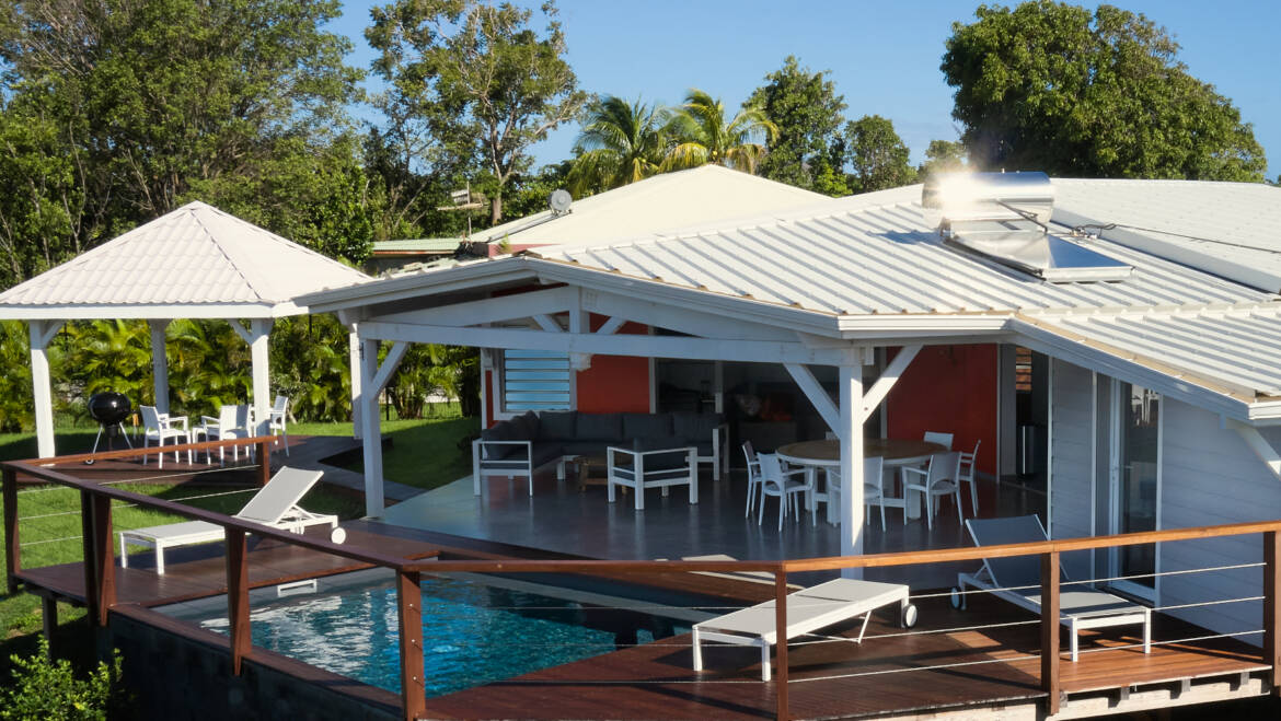 Location Villa “Déhé” à Deshaies, Guadeloupe avec piscine et vue sur mer pour 8 personnes à partir de 130 €/nuit