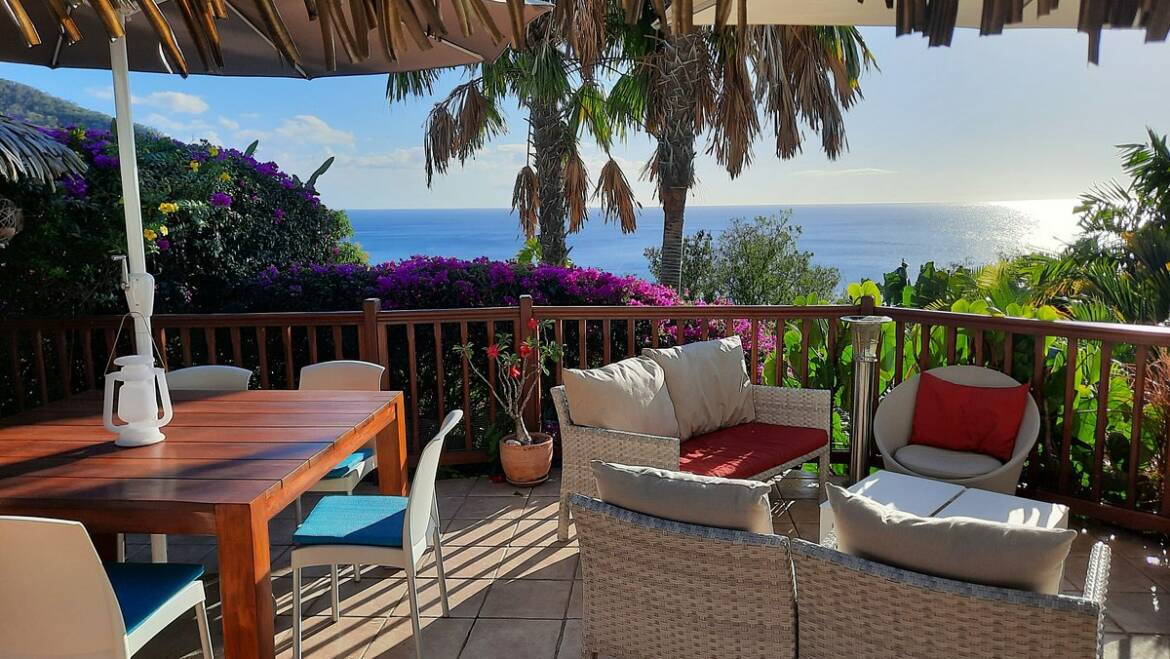 Location vue sur mer Villa “Gran’Kaz” à Pointe-Noire, Guadeloupe avec piscine et jacuzzipour 6 personnes à partir de 2100 €/semaine