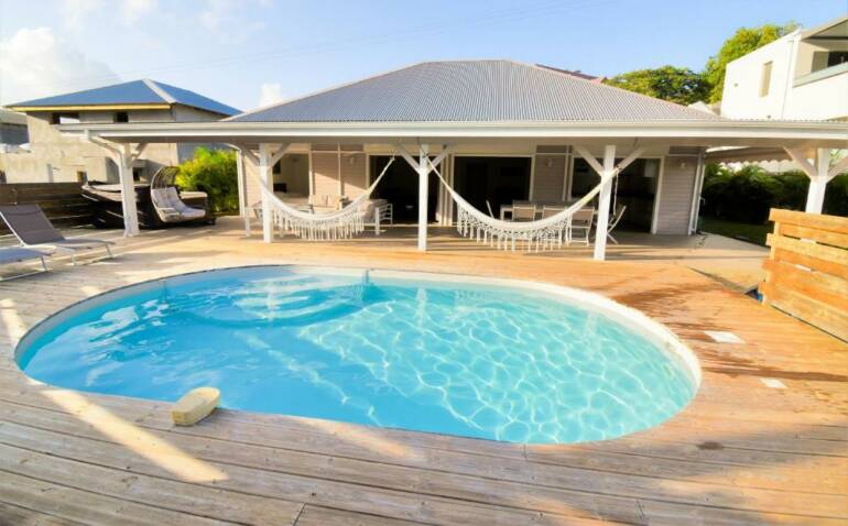 Location villa “Morene” à Sainte-Anne, Guadeloupe avec Piscine et SPA en bord de mer à partir de 215€/nuit
