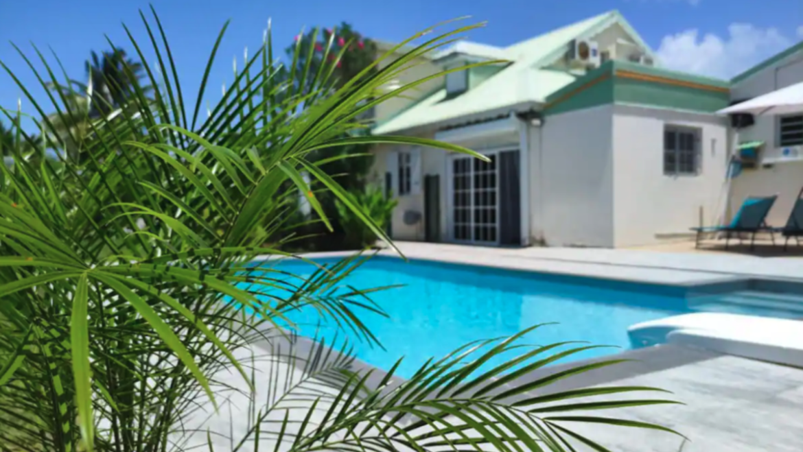 Location avec piscine “Villa Oneway” à Sainte-Rose, Guadeloupe pour 14 personnes à partir de 150 €/nuit