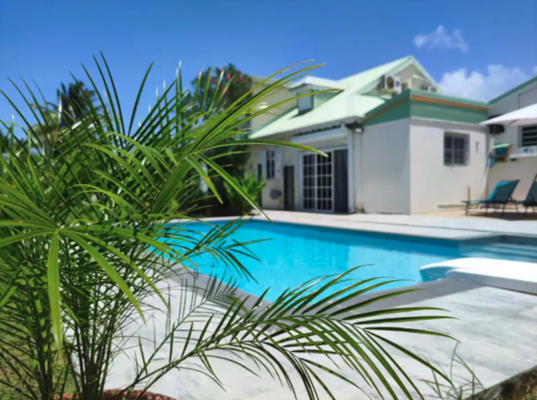 Location avec piscine “Villa Oneway” à Sainte-Rose, Guadeloupe pour 14 personnes à partir de 150 €/nuit