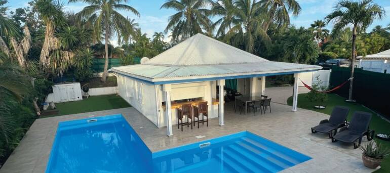 Location avec piscine “La Villa Lagon” en bord de mer à Saint-François, Guadeloupe pour 6 personnes à partir de 135€/nuit
