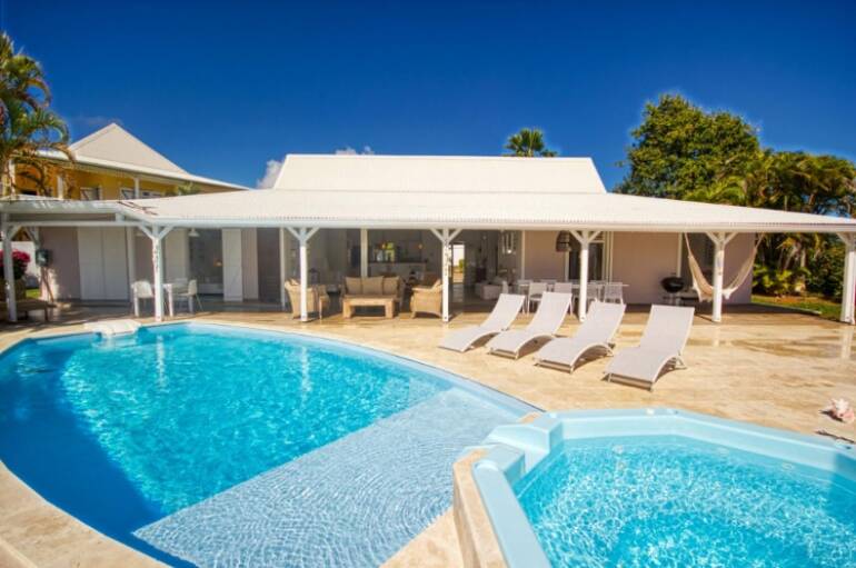 Location villa de luxe “Magar” avec piscine et jacuzzi à Le Gosier, Guadeloupe avec vue sur mer à partir de 350€/nuit