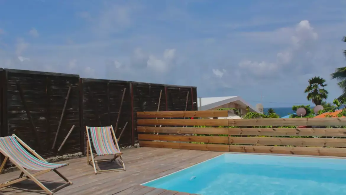 Location Bungalow “Kaz Madinina Colibri” avec piscine au Diamant, Martinique  en bord de mer pour 2 personnes à partir de 93€/nuit