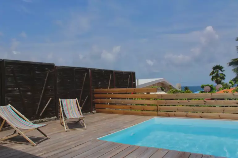 Location Bungalow “Kaz Madinina Colibri” avec piscine au Diamant, Martinique  en bord de mer pour 2 personnes à partir de 93€/nuit