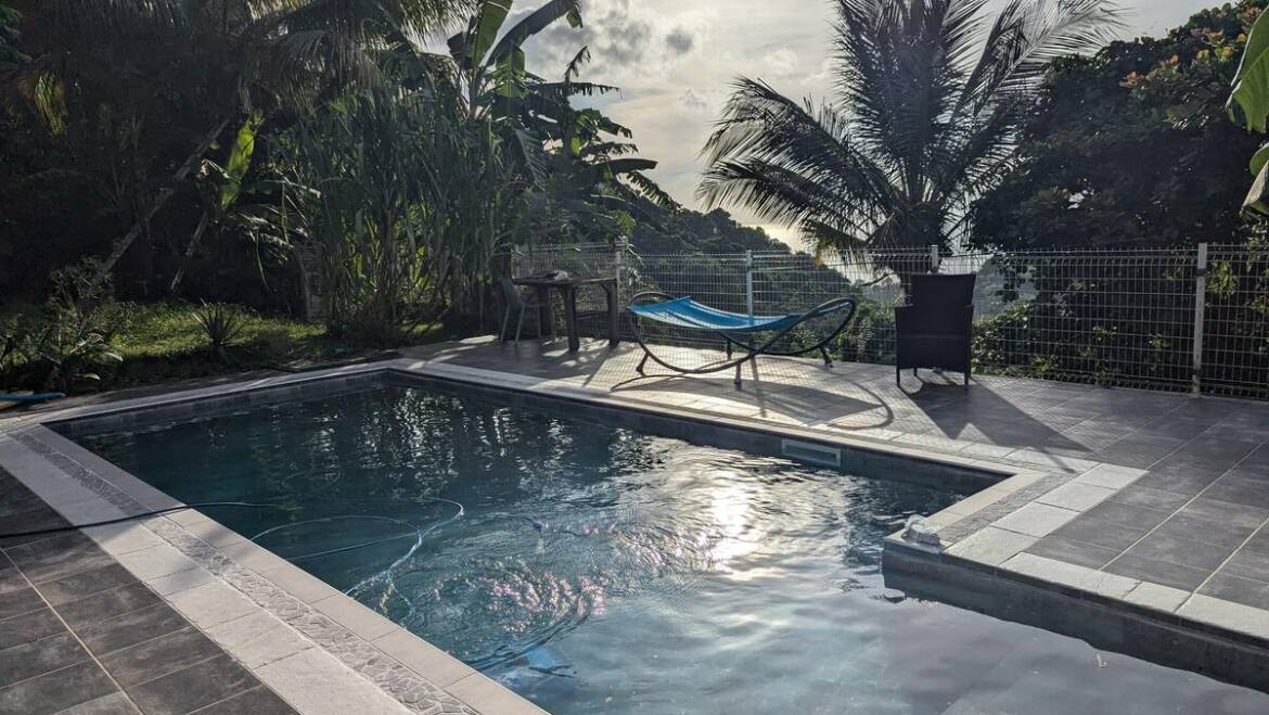 Bungalow vert caraïbes – Location de bungalow avec piscine à Sainte-Pierre, Martinique pour 4 personnes