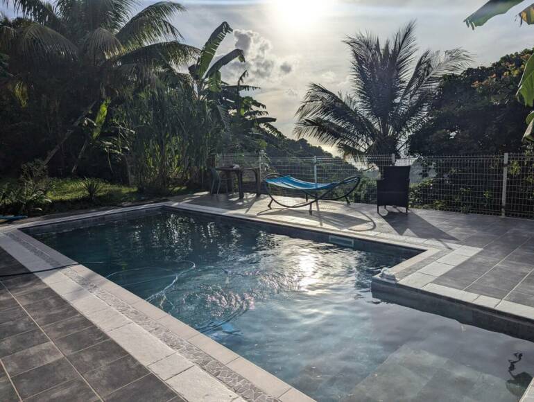 Bungalow vert caraïbes – Location de bungalow avec piscine à Sainte-Pierre, Martinique pour 4 personnes