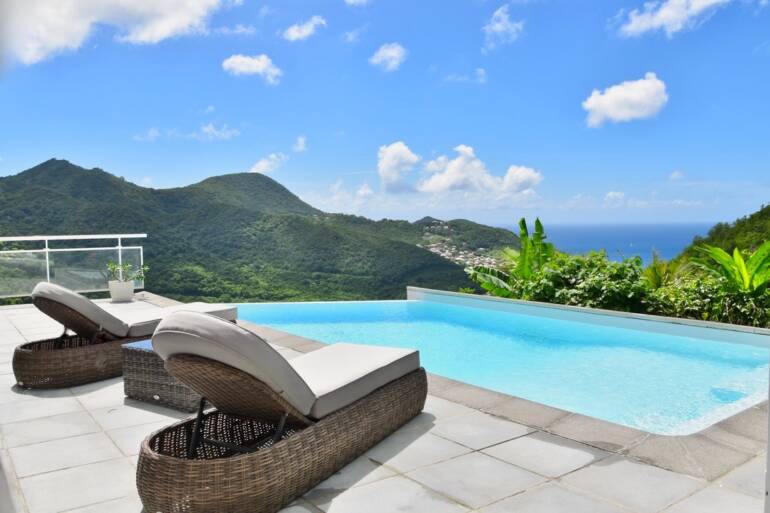 Location Villa “Mapou” avec 2 piscines à Anses d’Arlet, Martinique avec vue mer 360° à partir de 390€/nuit
